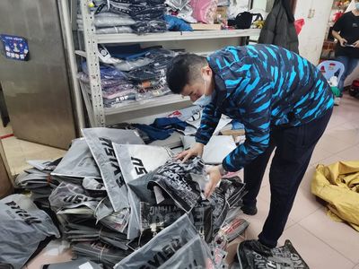 上海警方捣毁多个山寨“潮牌”服饰团伙,涉案1.2亿元