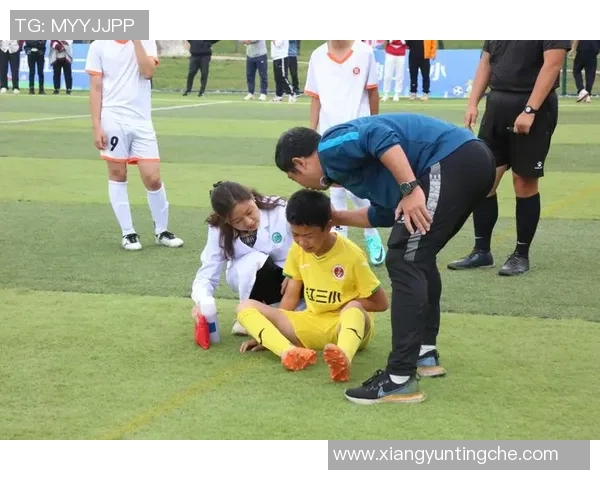 足球明星为女儿传授足球技巧的温馨瞬间与亲子互动故事